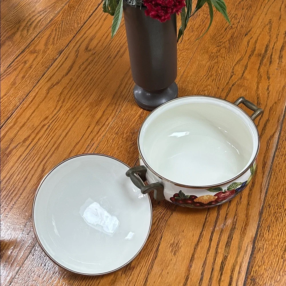 Lincoware enamel 2 quart covered dish. Cream color with fruit. Great condition.